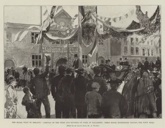 Der königliche Besuch in Irland, Ankunft des Herzogs und der Herzogin von York in Killarney, Ihre Königlichen Hoheiten passieren das Rathaus